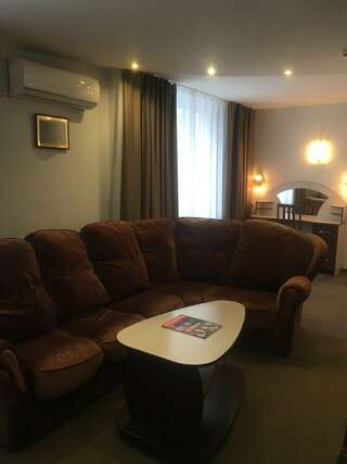 Гостиница ДерябинЪ Ижевск Двухместный номер с 2 отдельными кроватями и общим туалетом-13