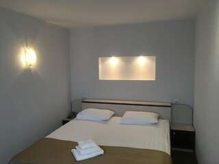 Гостиница ДерябинЪ Ижевск Двухместный номер с 2 отдельными кроватями и общим туалетом-10