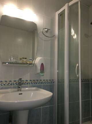 Гостиница ДерябинЪ Ижевск Двухместный номер с 2 отдельными кроватями и общим туалетом-5